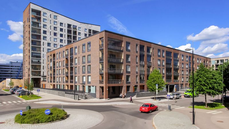 Asunto Oy Helsingin Mutteripannussa on vapaana kolme katutason 85–128,5 m2 liiketilaa.