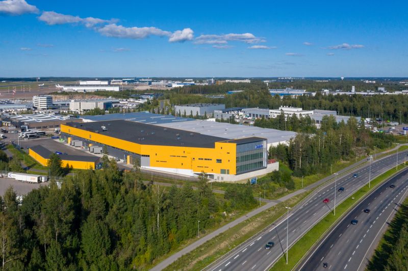 Täysin uutta logistiikkatilaa Vantaan Viinikkalassa. Tämä 3970m2 tilakokonaisuus sisältää noin 3745m2 hallitilan, joka sijaitsee kiinteistön 1. kerroksessa sekä noin 225m2 parvitilan, joka on sosiaali- ja toimistotilaa. Tilan vapaa korkeus on 9,4m, lattiakantavuus 5000kg/m2 ja pistekuorma 10 000kg...