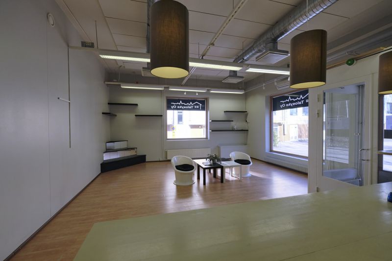 60 m2 liiketila: avointa tilaa n. 50 m2, pikkukeittiö n.4 m2, wc, siivouskomero ja tuulikaappi. Oma sisäänkäynti kadulta. Pohjakuva: www.jonne.fi