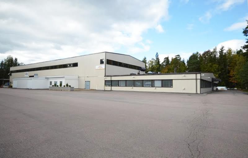Maantason tila Piispanristillä. Nosto-ovi ja normaali käyntiovi. 3 huonetta.