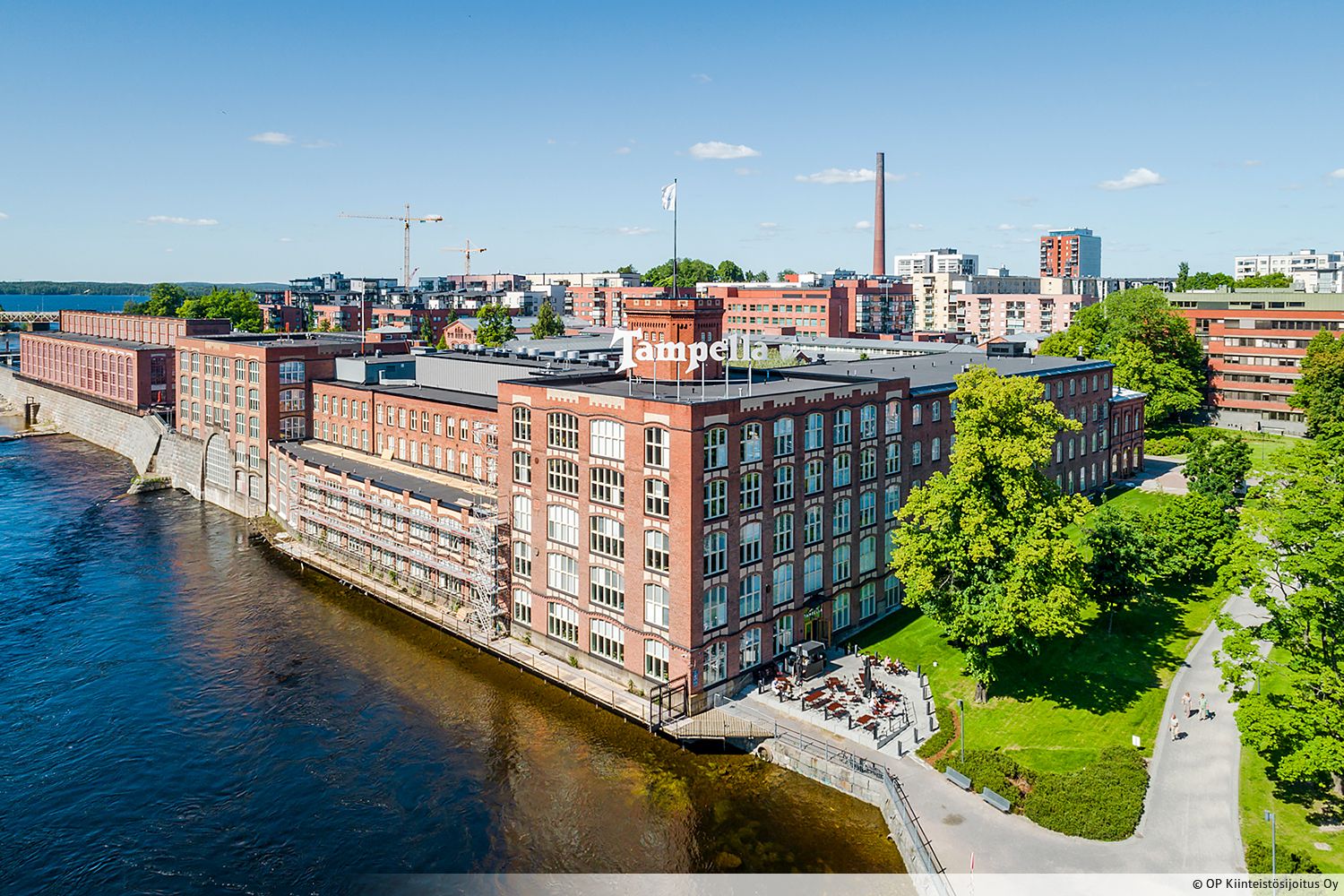 Tampereen Kelloportinkatu 1:stä vuokrattavana siisti 4. kerroksen toimistotila, joka voidaan yhdistää tarpeen mukaan suuremmaksi kokonaisuudeksi 399 m² naapuritilan kanssa. Tampellan vanha pellavatehdas sijaitsee ydinkeskustan tuntumassa, Tammerkosken rannalla. Kaikki tilat on t&...