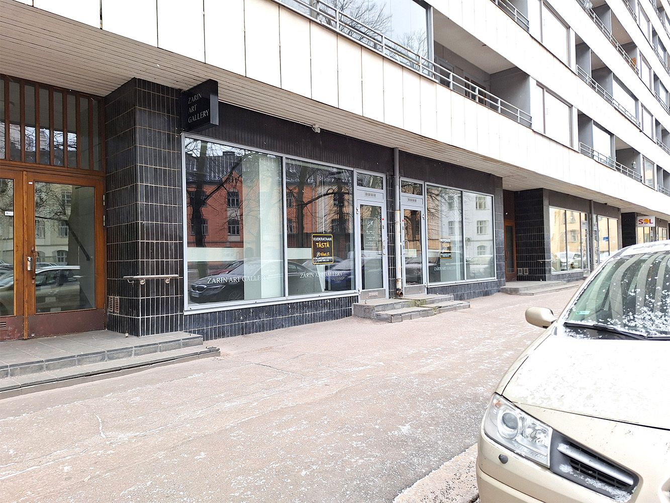 Myydään tai vuokrataan tyylikäs liikehuoneisto upealla paikalla Ullanlinnassa! Velaton myyntihinta: 389’000 € tai kuukausivuokra: 3’290 €/kk, alv-vapaa