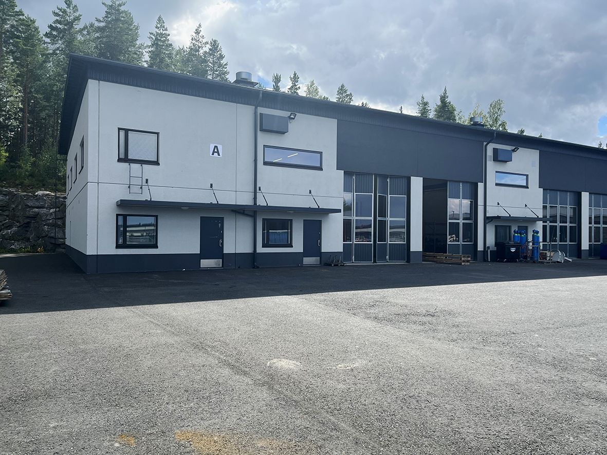 Vuokrataan noin 175 m2 jäähdytetty moderni toimistotila Pirkkalan Linnakalliosta.Tilat 1. ja 2. kerroksessa, jossa alakerrassa on sosiaali- ja työtilaa, yläkerrassa toimistotilaa sekä keittiö. Toimistossa on led-valaistus. Pääkäyttäjänä rakennuksessa toimii metallialan yritys. Mahdollisuus jär...