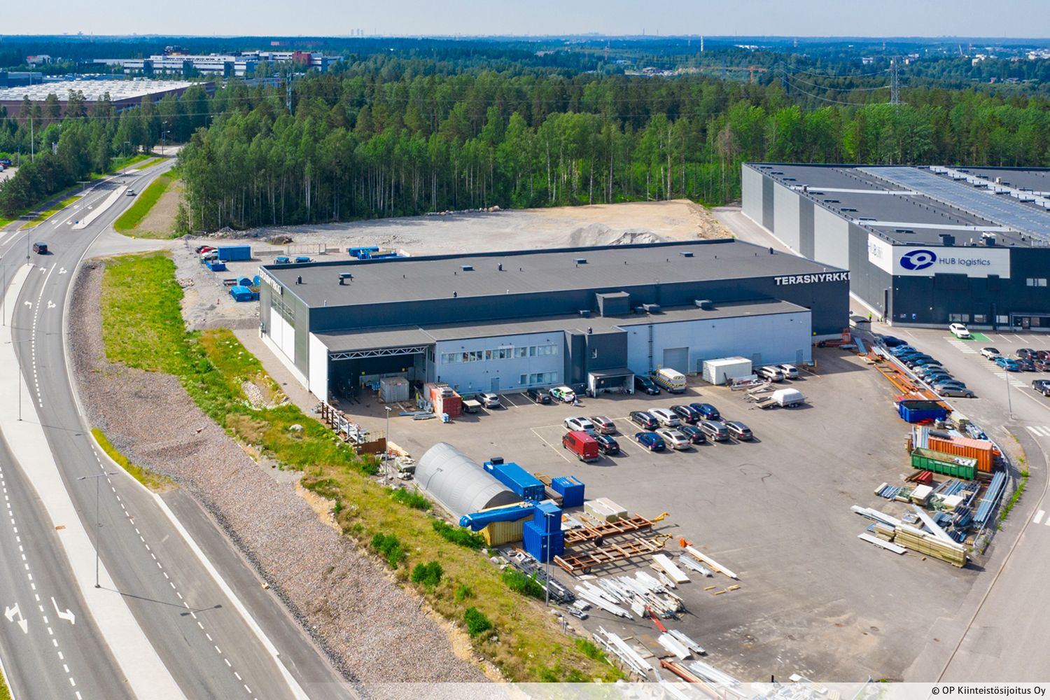 Moneen käyttöön sopiva tehdashalli. Vapaa korkeus on 8 m, siltanosturin alla 7 m. Tilassa on yksi siltanosturi ja kolme nosto-ovea; nosto-ovi 4x4 m on hallin keskellä ja kaksi 6x6 m nosto-ovea sijaitsevat hallin molemmissa päissä, toinen näistä on katoksen all...