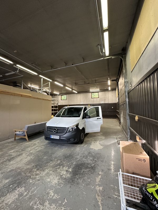 134 m2 varastotila itä-Tampereella hyvien kulkuyhteyksien lähellä. Vuokraan sisältyy katutasossa olevan nosto-oven käyttö ja ylläpitolämpö. Mahdollisuus ottaa toinen, lastauslaiturille johtava nosto-ovi käyttöön lisähinnasta. Kiinteistössä on lämmitys, valvonta ja valaistus vuokranantajan toimesta....