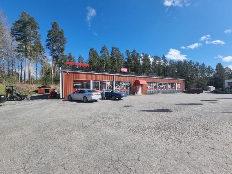 Noin 200 m2 liike-varastotila 200 m Jyväskyläntieltä. Lisätietoja: www.jonne.fi. 