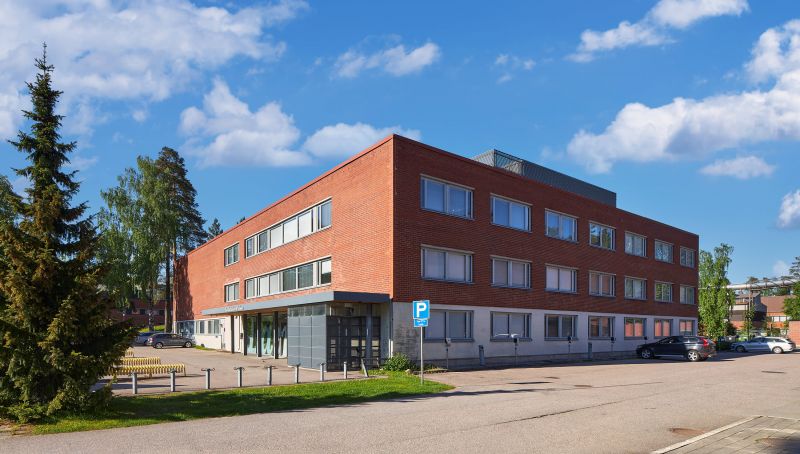 Tämä Aalto-yliopiston kampusalueella sijaitseva kohde on aikaisemmin toiminut puunjalostustekniikan rakennuksena. 70-luvulla rakennettua kiinteistö on kunnostettu 2000-luvulla. Kohteessa toimii nykyisin Haukilahden lukio.