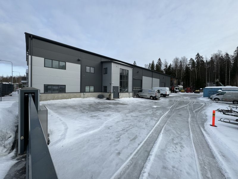 Erillinen hallikiinteistö noin 887 m2 hallikokonaisuudella asfaltoidulla aidatulla pihalla Mikkolassa 1 km Lahdenväylän (nelostie) rampilta. Ks. pohjat: www.jonne.fi