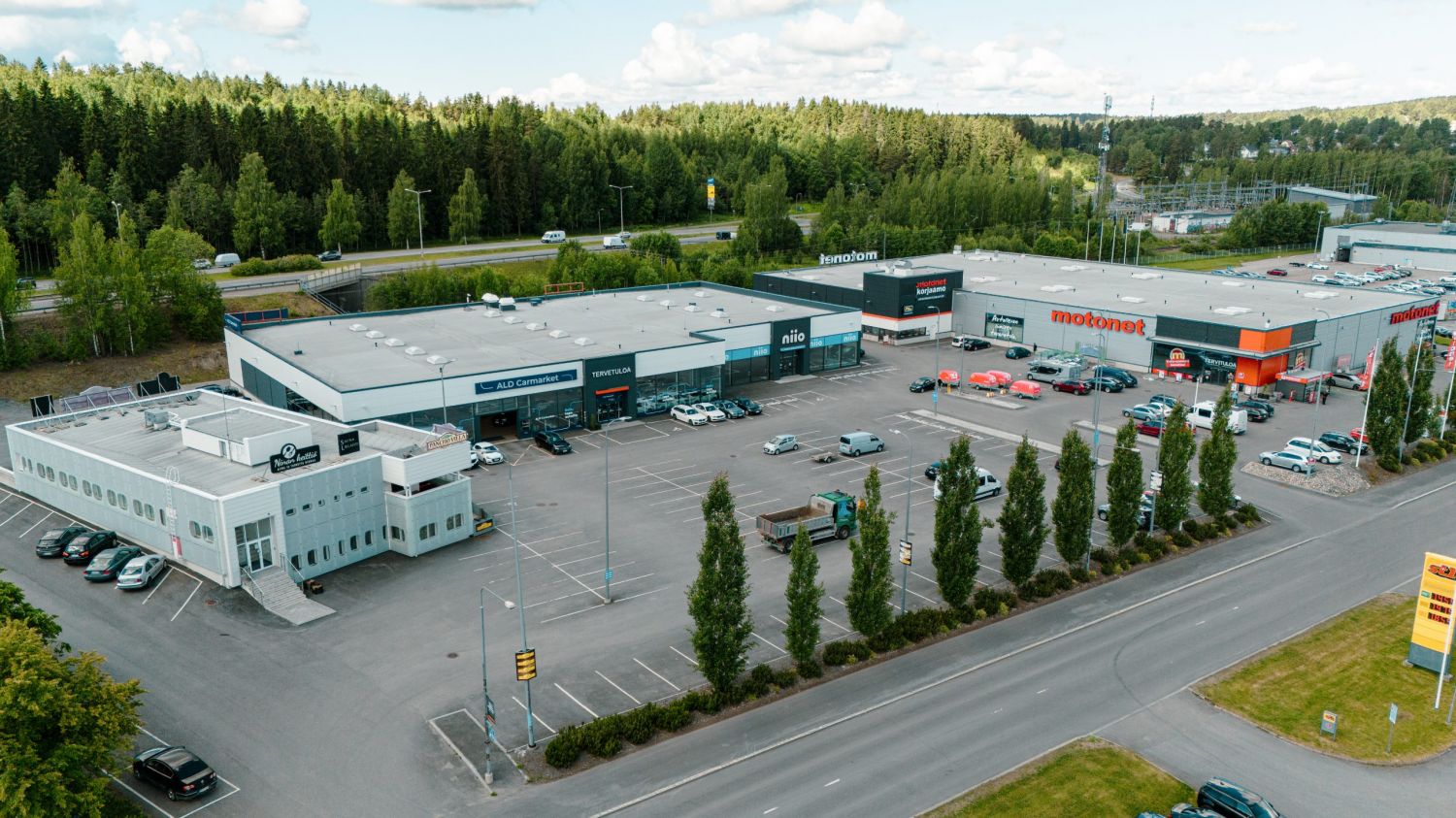 Lielahdessa on monipuolinen tarjonta yrityksiä erityisesti teollisuuden ja kaupan aloilta. Alueella on myös useita teknologian ja logistiikan yrityksiä sekä lukuisia vähittäiskauppoja. Taninkadulla on paljon eri alojen myymälöitä.