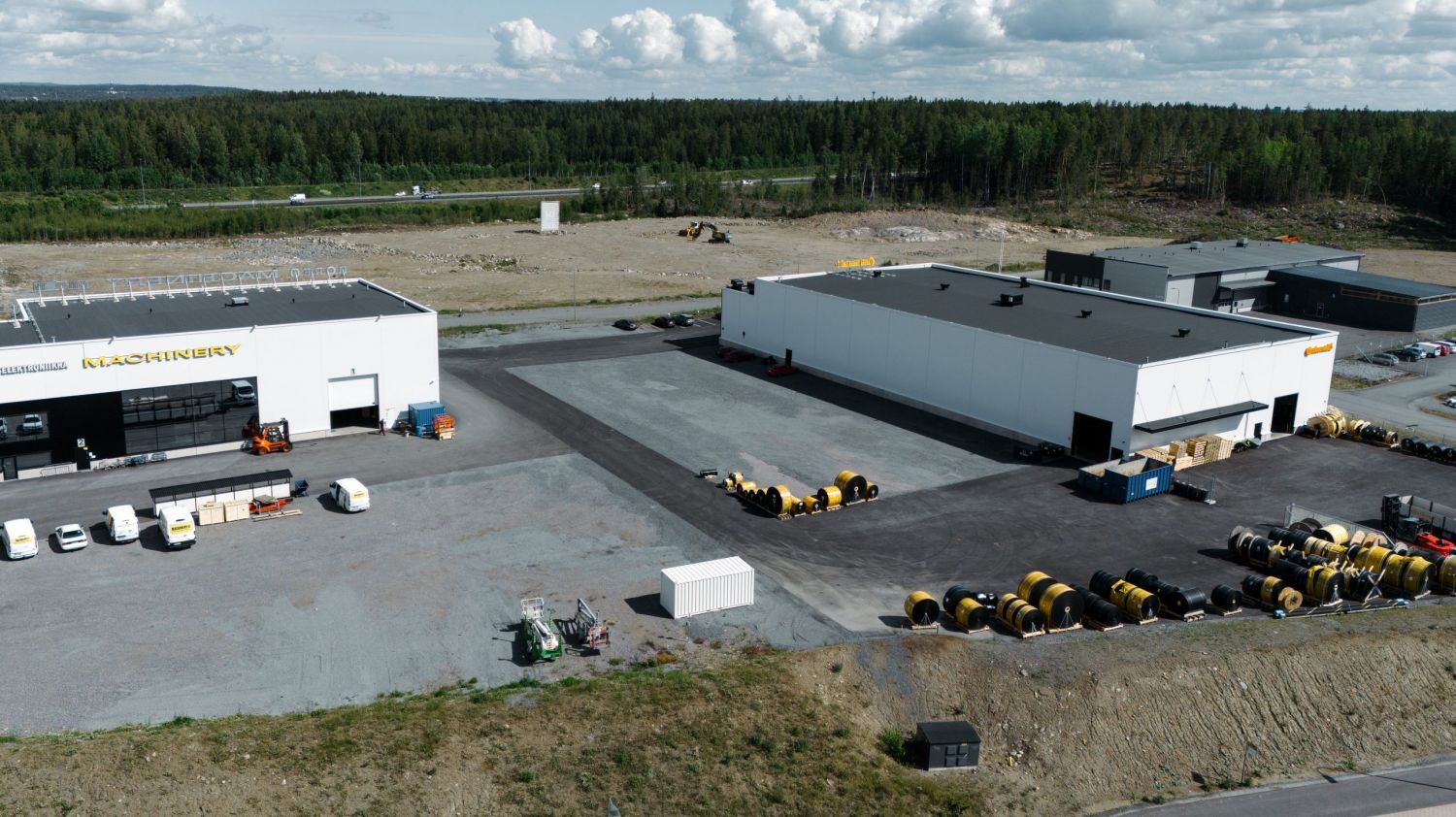 Esirakennetulle tontille Pirkkalan ohitustien varteen voidaan rakentaa vuokralle 1 700 m2 laadukasta, energialuokka A:n teollisuus- ja varastotilaa.