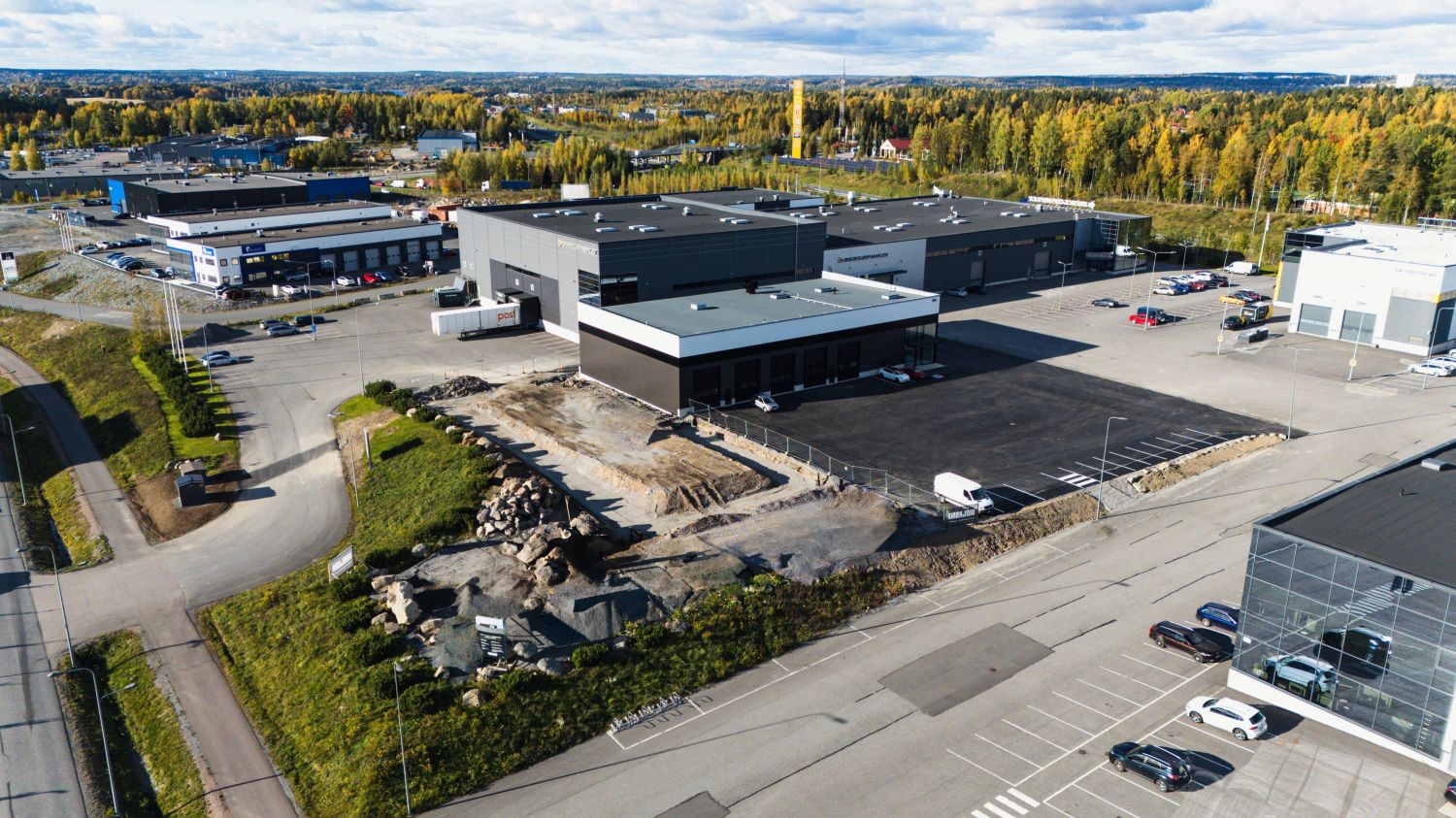 Rakensimme 2024 yhdelle Pirkkalan suosituimmista teollisuuden ja kaupanalan yrityskeskuksista energialuokka A:n toimitilan. Syksyllä 2025 valmistuvassa laajennuksessa on vielä vapaana 200 m2 tuotanto- ja varastotilaa.