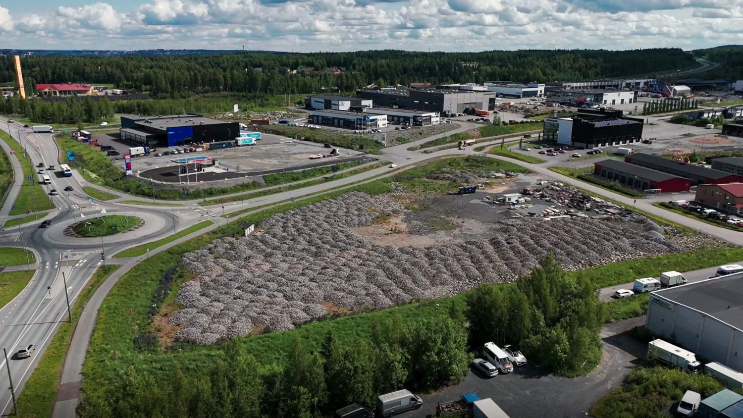 Suuri, esirakennettu 18 000 m2:n toimitilatontti Pirkkalan Jasperintiellä, jolle voidaan rakentaa jopa 10 800 m2:n räätälöidyt energialuokka A:n vuokratilat yrityksesi tarpeisiin.