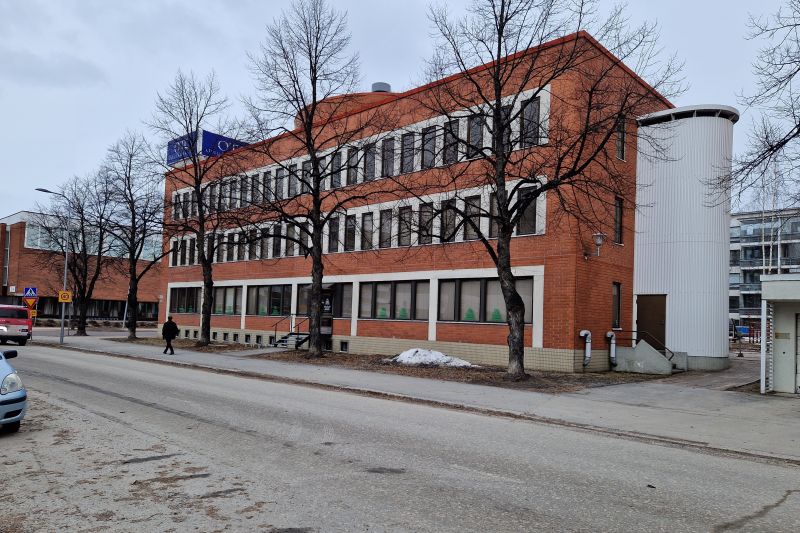 Vuokrattavana Uusikatu 53, 90100 Oulu osoitteessa olevasta rakennuksesta katutason toimistohuoneisto.Huoneistoon on pääsisäänkäynti Peltokadun puolelta, esteetön sisäänkäynti sisäpihan kautta.Huoneisto toimii vielä työterveyden lääkärikeskustilana ja vapautuu viimeistään 31.10.2024 tai aikaisint...