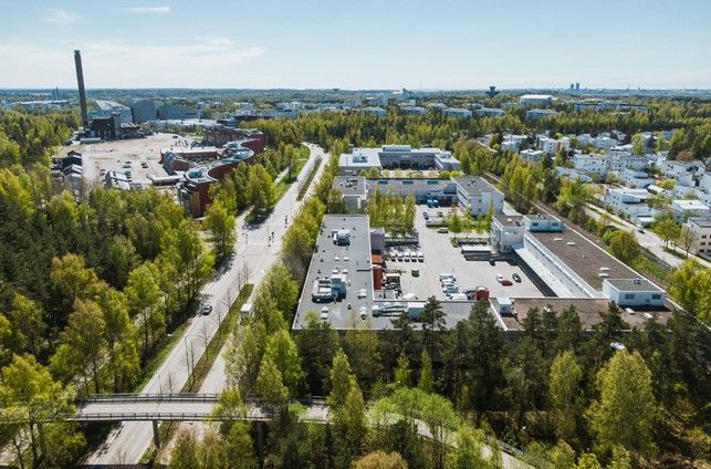 Vuokrattavana varastotilaa tavarahissillä Helsingin Kurkimäestä. Tilassa raakapinnat ovat nyt paljaina, mutta toimitila rakennetaan vuokralaisen toiveita kuunnellen, tarvittaessa myös tuotantotilaksi.