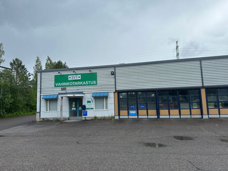 Toimistoa sekä läpiajettavaa hallitilaa.