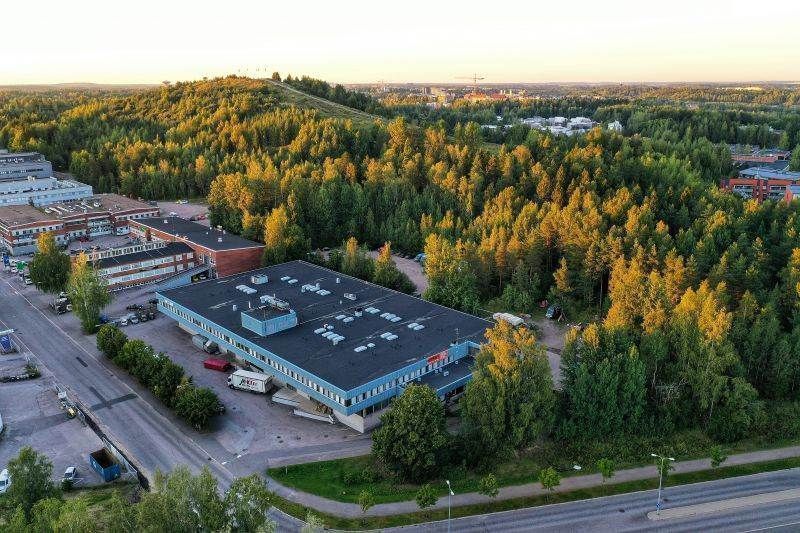 Varastoa 859,5 m² ja toimistoa 1061 m² hyvien liikenneyhteyksien varrella Konalassa