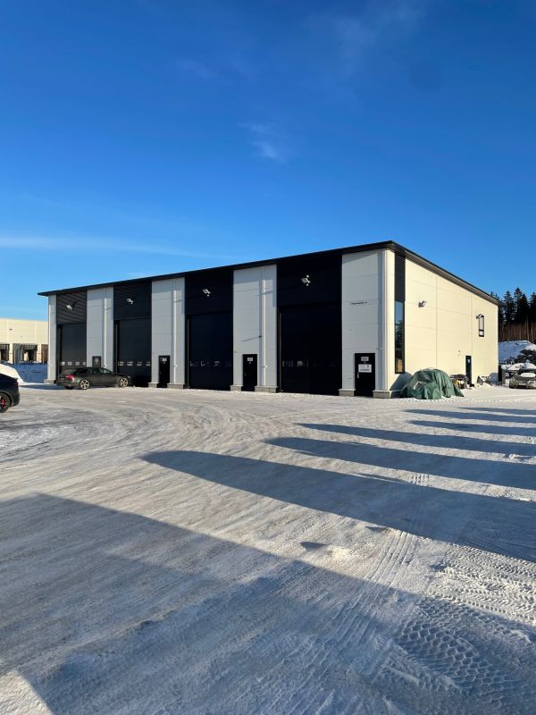 Nyt myynnissä monipuolinen ja moderni hallitila Kiinteistö Oy Lempäälän Laatukallion yhtiöstä.Tämä vuonna 2020 rakennettu, osakemuotoinen tila sopii erinomaisesti tuotantotilaksi, harrastetilaksi tai varastoksi. Tila on heti vapaa uudelle omistajalle ja tilan esittely onnistuu joustavasti.