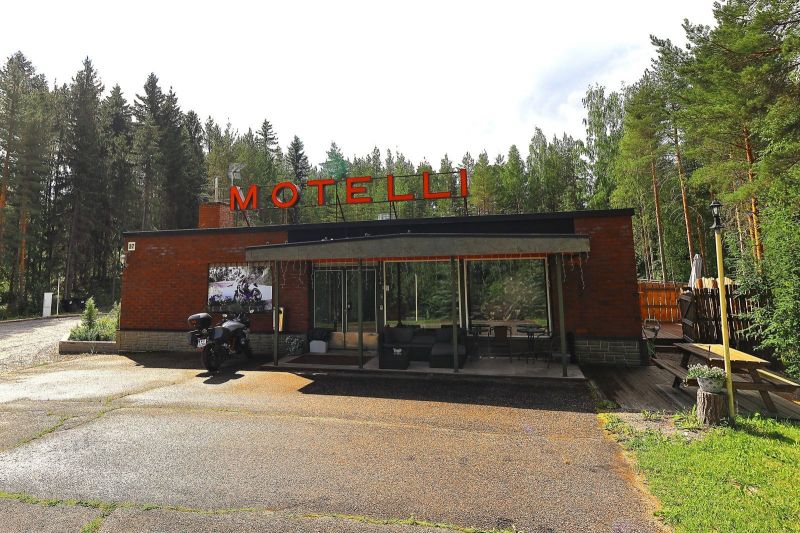 Nyt on tarjolla motelli Vesivehmaan alueella Lahdessa. Päärakennuksen pinta-ala on n. 412 ㎡, 9 huoneetta, erillinen asunto, keittiö, sauna ja kylpyhuone. Julkisivu ja isompi osa hotellihuoneista on remontoitu. Aluella on parkkialue asuntovaunuille sähköpistokella ja sauna sekä kesäkeittiö. Ota yhtey...