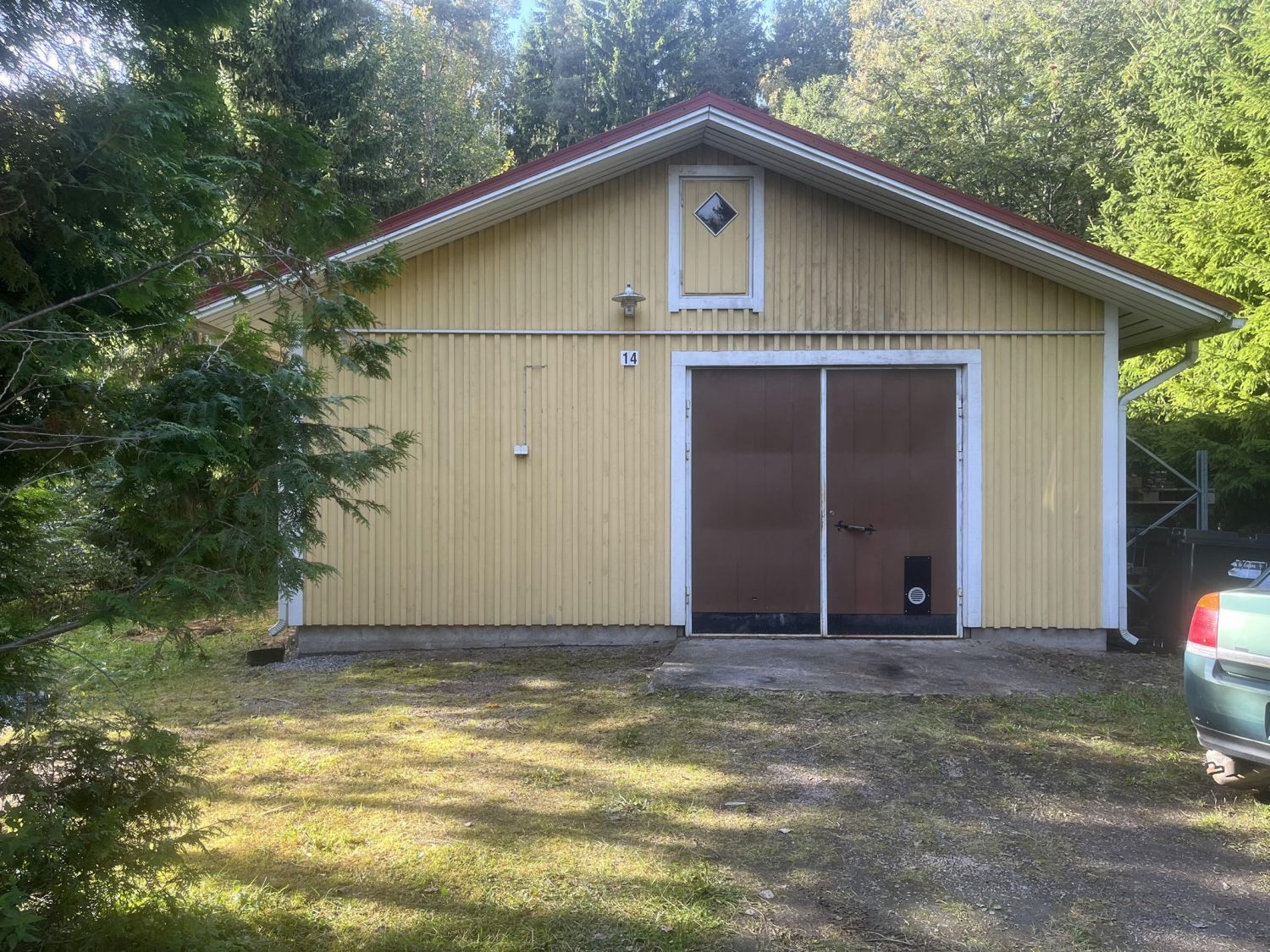Ruutanan taajaman keskuksessa, varasto/tuotantotilaa jossa myös oleskelutilaa. Tontille mahdollisuus rakentaa omakotitalo. Rakennus on 1-tasoinen ja valmistunut v. 2000.