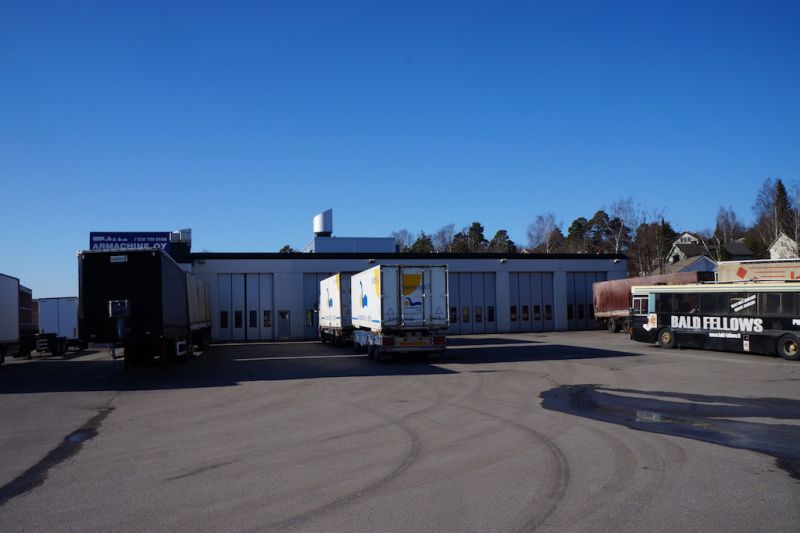 Nykyaikaista, vuonna 2005 rakennettua raskaankaluston toimintoihin suunniteltua toimitilaa, jonka yhteydestä vuokrattavissa 825 m2 pysäköintihalli. Vuokrattava pysäköintihalli sijaitsee rakennuksen kellarikerroksessa ja tiloihin johtaa ajoramppi. Tilat soveltuvat ainoastaan ajoneuvojen säilytyksee...