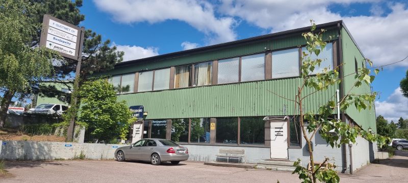 Vuokrataan katutason tuotanto/varastotilaa Mäkkylän teollisuusalueelta 95 m². Tila sijaitsee katutasossa.Tilassa on voimavirta, ilmalämpöpumppu ja wc ja pieni keittiö.Tilan edessä oma pieni piha.Ei sovellu ravintola/kahvila käyttöön.