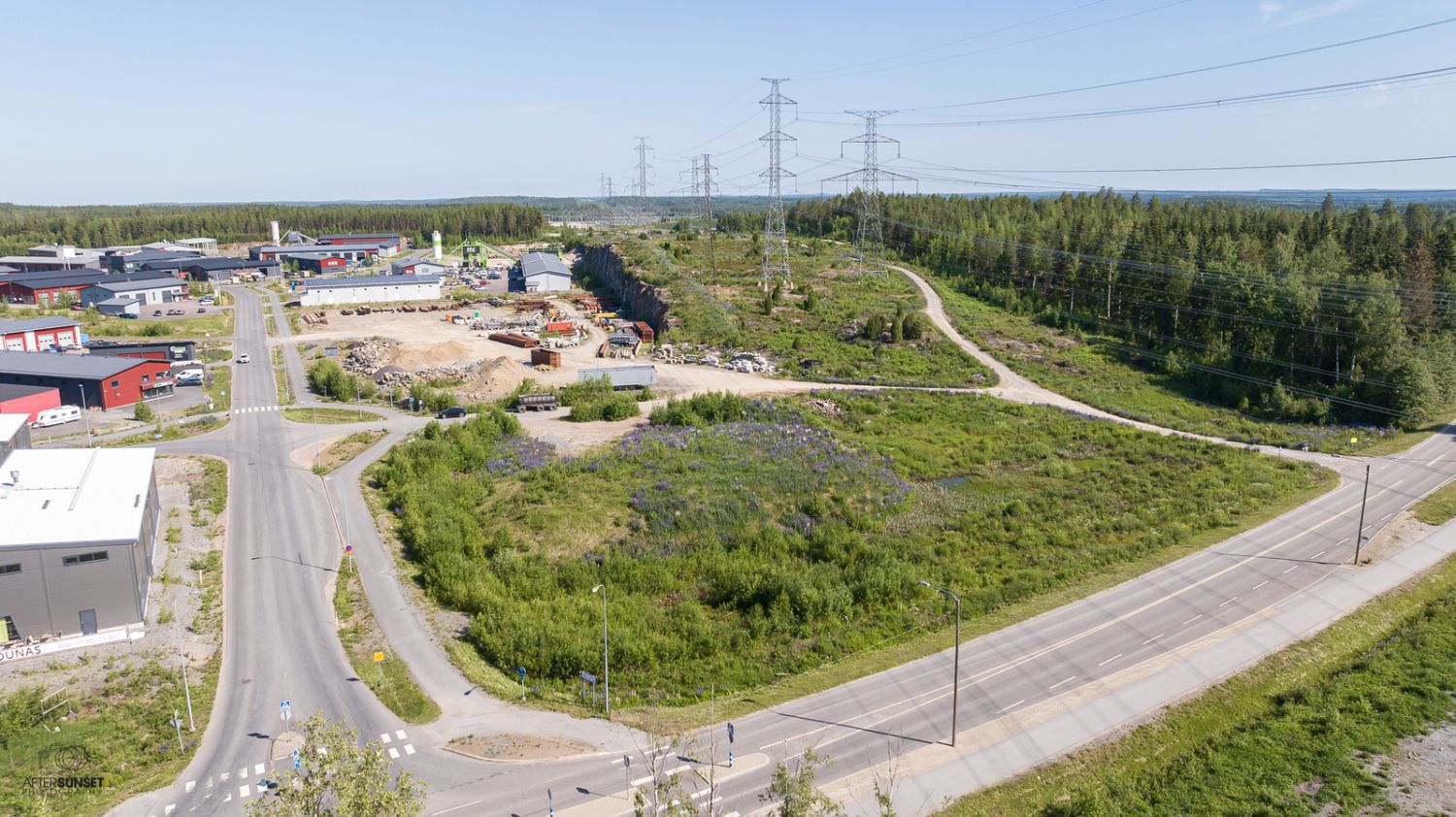 Myydään Kiinteistöosakeyhtiön osakekanta. Yhtiön toimialaan kuuluu hallita ja omistaa rakentamaton tontti Kangasalta Kallion alueelta. Liittymät maksettu. Kaavamerkintä KTY-7. Mahdollistaa myös kuluttajakaupan.TiedustelutAri Sointu 0400 610 828, ari.sointu@muutoslkv.fiPasi Rasku 0400 171 191, ...