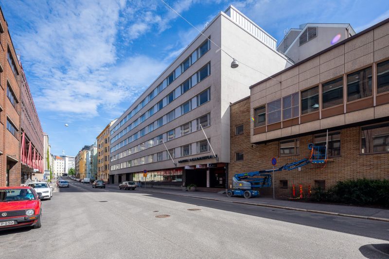 Ylimmän kerroksen siisti, parvekkeella varustettu 132 m² toimisto upeasta Domus Gaudiumista.