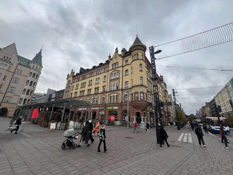 Vuokrataan noin 186 m2 toimistotilaa Tampereen keskustasta, Keskustorilta.Upeasta Commersen talosta, avara toimistotila. Tila jakautuu isoihin erillishuoneisiin, jotka soveltuvat työpistekäyttöön sekä neuvottelutiloiksi. Kokonaisuudesta löytyy myös keittiö-taukotila sekä wc-tilat. Tästä kolmann...