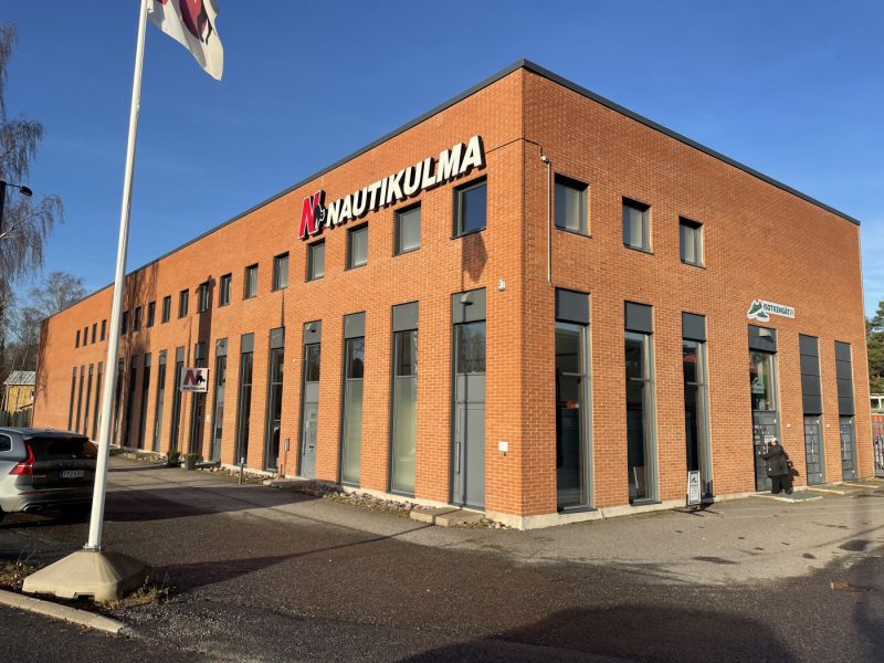 Vuokrattavana siisti 2.krs n. 90 m2 toimistotila Piispanristin alueella, osoitteessa Piispanristintie 2, Kaarina.Venetarvikeliike Nautikulman yläkerrassa oleva toimistotila, jossa toimii tällä hetkellä kenkäliike.  Ilmoituksen kuvat sekä nykyhetki että tilat tyhjänä.Keittiö ja wc-tilat yhteiskäyt...