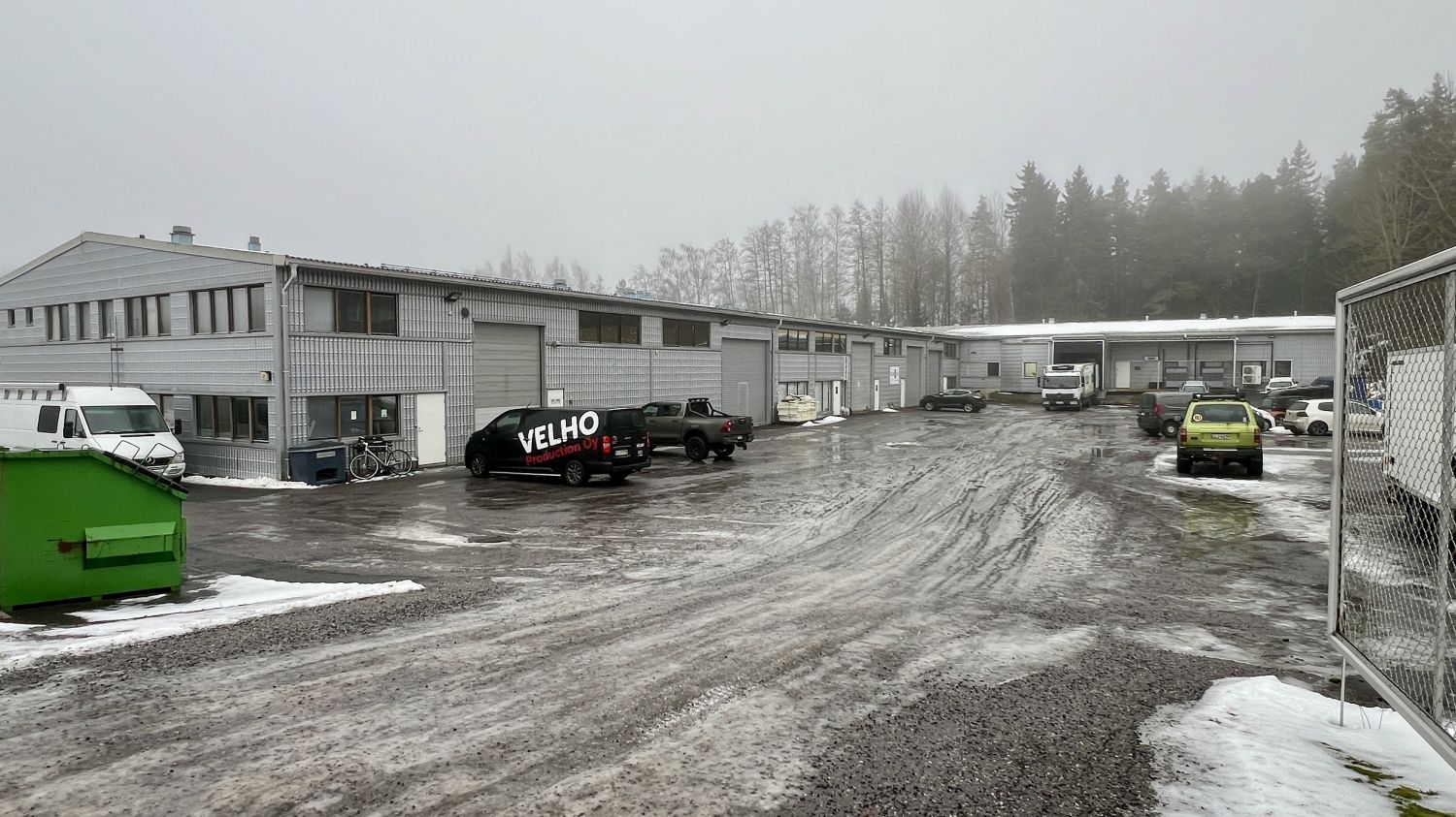 Vuokrataan varasto-/tuotanto-/hallitilaa aivan Ohikulkutien läheltä. Hallissa on öljynerotuskaivo. 