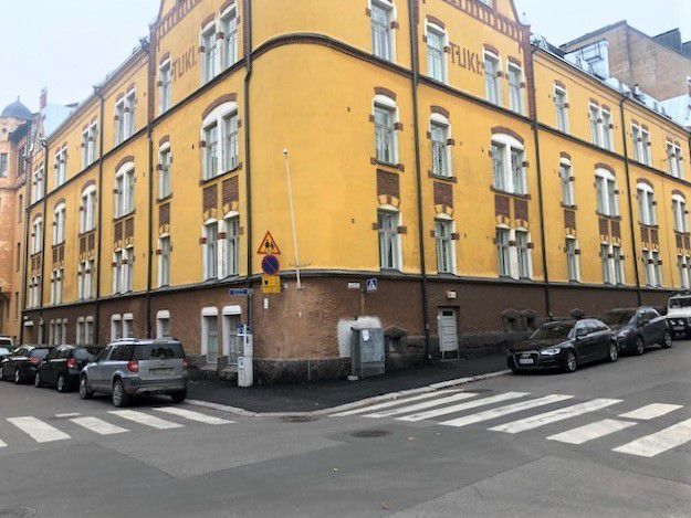 Todella siisti katutason monitoimitila Katajanokalla, 3-4 huonetta, wc sekä pieni keittiötila jossa jääkaappi. Huoneisto soveltuu monenlaiseen toimintaan. Käynti tilaan on Vyökatu 6, mutta ikkunat ovat Kauppiaankadun puolella. Soita ja sovi esittely Tom Multisilta 050-584 2105.Palvelumme on tilanha...