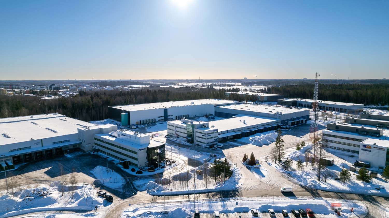 Rakennuksen kuvaus:Logistiikka- ja toimistokiinteistö lentokentän läheisyydessä Vantaan Viinikkalassa. Kiinteistö on rakennettu 1985 ja saneerattu nykyaikaiseksi: tiloissa on uusittu valaistus, jäähdytys sekä ilmanvaihto. Kiinteistö on kokonaisuudessaan noin 12 000 m², josta osa hyväkuntoista toimi...