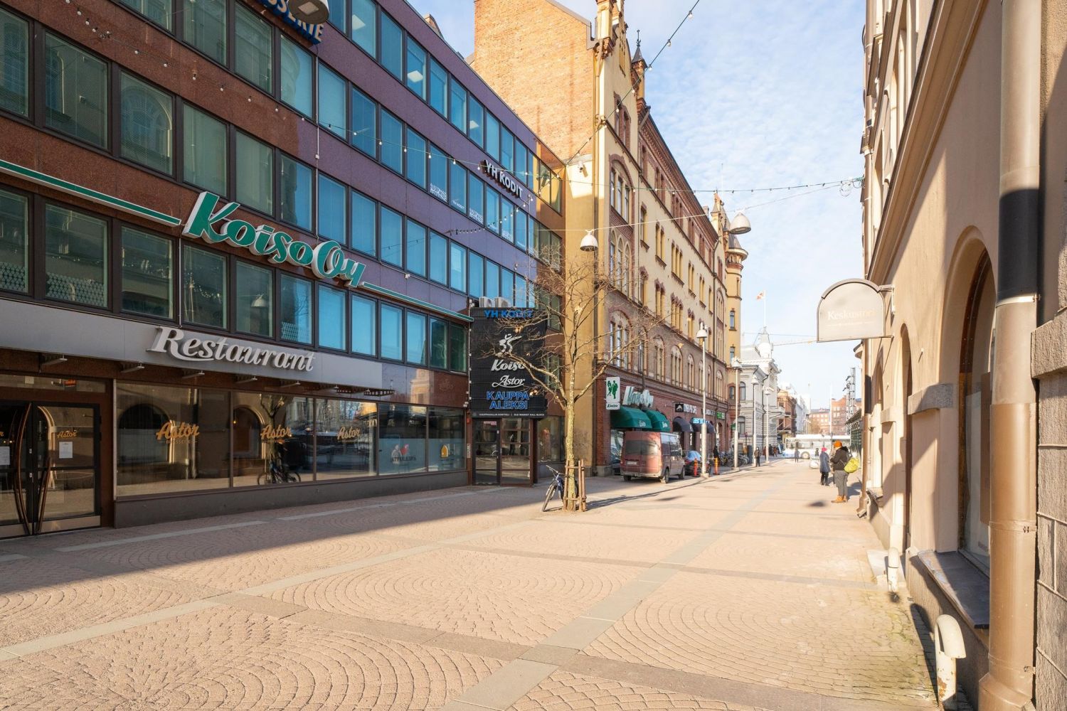 Heti vapaa toimistotila, Tampereen keskeisimmältä paikalta, Keskustorin laidalta. Hyväkuntoiset tilat jakaantuvat kolmeen erilliseen huoneen sekä Wc ja keittiötilaan.Valoisan toimiston ikkunat Keskustorin suuntaan.
