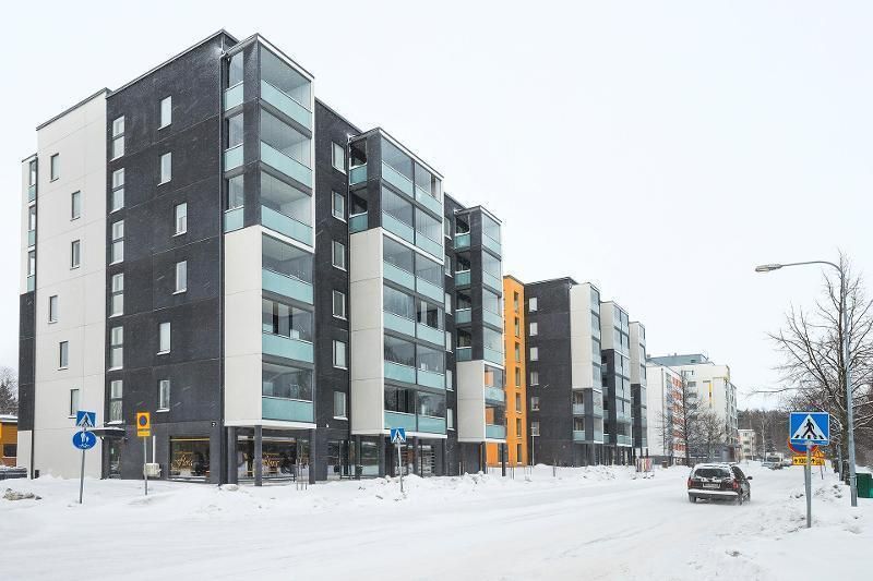 Nyt tarjolla yli 6% vuokratuottoa! valmiiksi vuokrattu, huippupaikalla sijaitseva ja naapurustoon hyvin näkyvä liiketila uuden kerrostalon alakerrassa. Tila soveltuu niin myymälä-, kuin toimistokäyttöönkin. Huoneistossa on keittotila ja wc. Ota yhteyttä, niin käydään katsomassa.