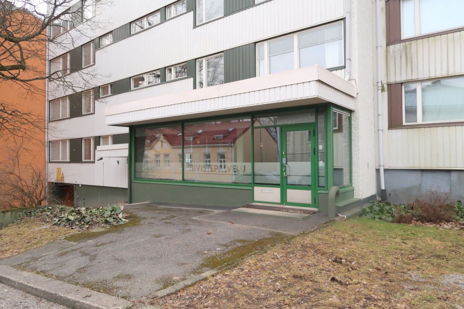 Myytävänä siistikuntoinen liikehuoneisto 110 m² ja varasto 46 m²