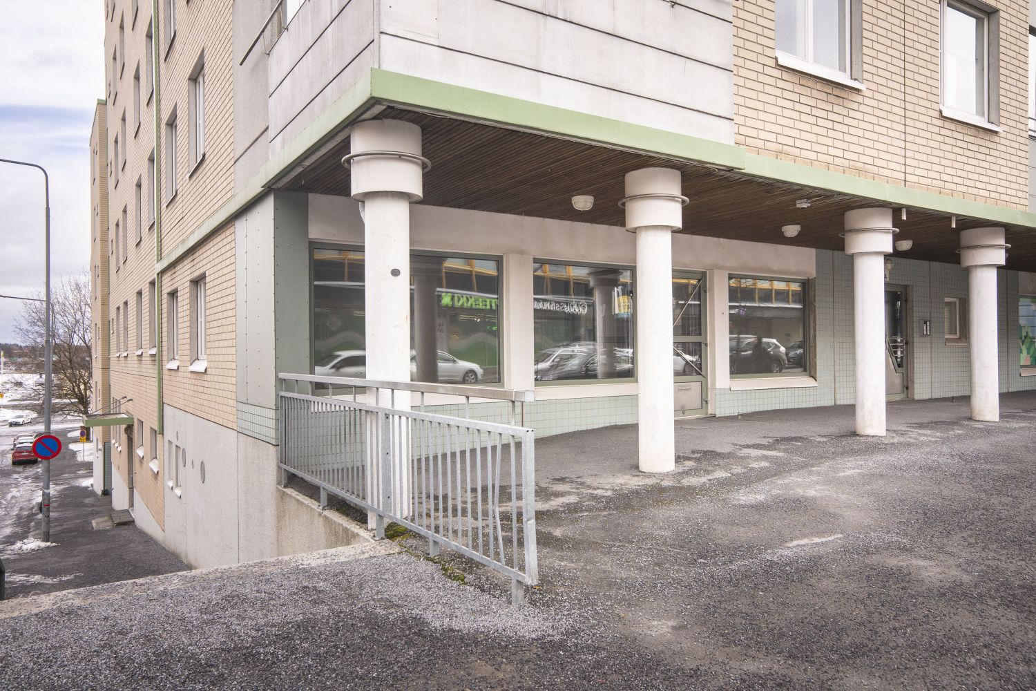 Vuokrataan 73,5 m² kokoinen liiketila erinomaisella sijainnilla Porrassalmenkadulla, Mikkelin keskustassa. Tila on käyttökunnossa ja helposti muokattavissa uuden vuokralaisen tarpeiden mukaan. Tilassa nykyisin oleva väliseinä voidaan tarvittaessa poistaa. Tilassa on kohtuukuntoinen laminaattilattia,...