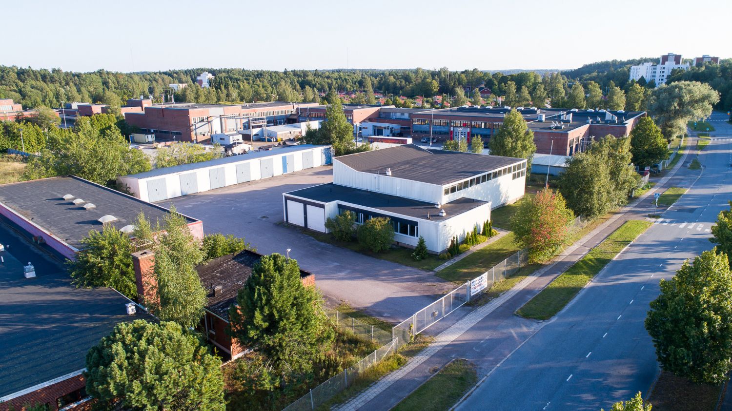 Myytävänä  n.1 200m2 kiinteistö Turun Peltolan  alueella, osoitteessa Ilpoistentie 16c, Turku.Kiinteistötunnus: 853-33-13-22-L1, 4 520m2.  Turun kaupungin vuokratontti.Kaava: Liike- ja pienteollisuusrakennusten korttelialue (ALTP)Tontin pinta-ala 4 520 m2.  Tilakokonaisuus, jossa 650m2 varastot...