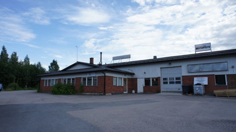 Näkyvällä paikalla moottoritien vieressä oleva katutason toimistotilaa ja tuotantotilaa. Valmistunut 2015. Hyvät pysäköintipaikat pihassa. Vuokraan lisätään alv.Soita ja kysy lisää!