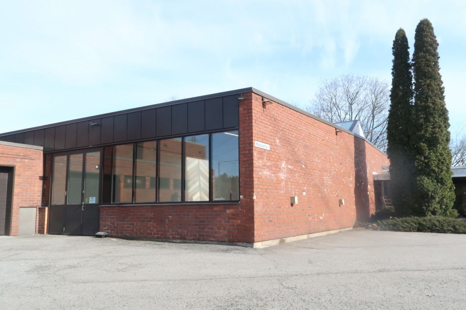 Siisti monikäyttöinen toimitila, 272 m² vuokrattavana vilkkaalla kauppapaikalla!