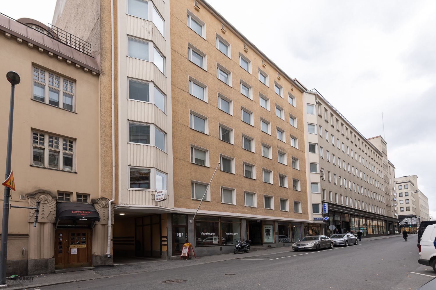 Vuokrataan laadukasta toimistotilaa aivan Tampereen ydinkeskustasta. Ratikka kulkee n. 50:n metrin päässä Hämeenkadulla. Kävelyetäisyys Rautatieasemalle. Jäähdytys. 1 kpl autopaikkoja saatavilla hintaan 100 €/kk. Yhtiöllä hieno kesäterassi. Tilat hiljattain remontoitu. Tila vapautuu 1.7.2025.Tiedu...