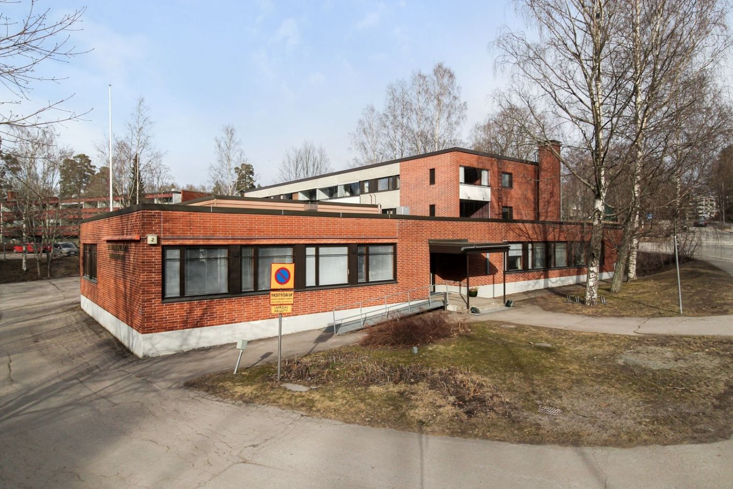 Sali, kerhot, nuorisot, 5 kpl wc, keittiö yms.