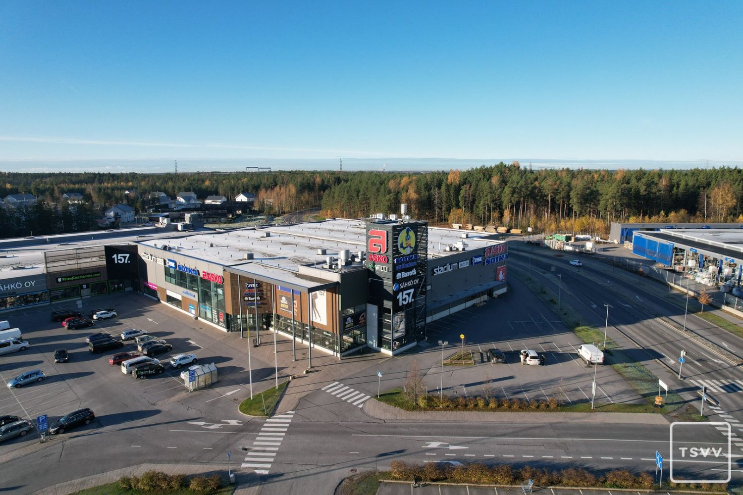 KIINTEISTÖSSÄ TOIMII MM. KALUSTELIIKE MASKU, FINLANDIA, GIGANTJA PALJON MUUTA.TILA SOPII HYVIN ESIM. SUUNNITTELUTOIMISTOLLEHETI VAPAA !TIEDUSTELUT JA ESITTELYT JOUKO REIJONEN 0400 570098 0400 570098 jouko.reijonen@tsvv.fi